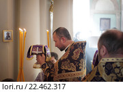 Настоятель протоиерей Георгий Кулёмин в храме Покрова Пресвятой Богородицы (2016 год). Редакционное фото, фотограф Дмитрий Неумоин / Фотобанк Лори