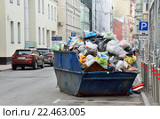Не вывезенный мусор на улице Машкова в Москве. Редакционное фото, фотограф Овчинникова Ирина / Фотобанк Лори