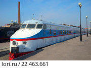 Скоростной поезд ЭР-200 у перрона Варшавского вокзала. Музей железнодорожного транспорта в Санкт-Петербурге (2016 год). Редакционное фото, фотограф Виктор Карасев / Фотобанк Лори