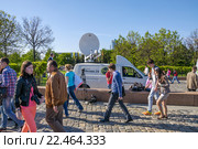 Машина телеканала "Москва 24" на Поклонной горе 9 мая (2014 год). Редакционное фото, фотограф Алёшина Оксана / Фотобанк Лори