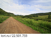 Грунтовая дорога между гор. Стоковое фото, фотограф Юлия Машкова / Фотобанк Лори