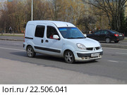 Автомобиль Renault Kangoo на дороге (2016 год). Редакционное фото, фотограф Михаил Рудницкий / Фотобанк Лори