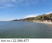 Побережье Сочи, спокойное море, люди на пляже, весенняя природа, голубое небо с белыми облаками (2016 год). Стоковое фото, фотограф DiS / Фотобанк Лори