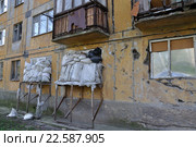 Защита жилого дома от обстрелов в Донецк, Украина (2016 год). Стоковое фото, фотограф Евгений Суворов / Фотобанк Лори
