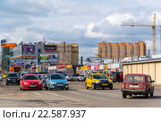 Andreevka, Russia - April 11.2016. Traffic on main street. Редакционное фото, фотограф Володина Ольга / Фотобанк Лори
