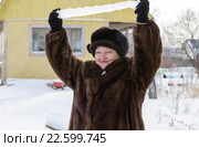 Женщина на даче зимой с поднятой над головой сосулькой. Стоковое фото, фотограф Павел Резниченко / Фотобанк Лори