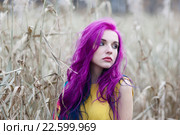 Портрет девушки с фиолетовыми волосами. Стоковое фото, фотограф Петр Ермаков / Фотобанк Лори