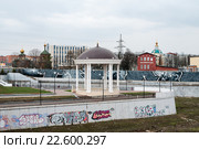 Город Тула. Ротонда на набережной Упы на фоне Машзавода весенним днём (2016 год). Редакционное фото, фотограф Игорь Низов / Фотобанк Лори