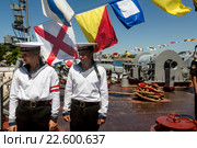 Матросы Черноморского флота несут вахту на военном корабле во время стоянки в порту города Севастополь в праздник День Военно морского флота России, Республика Крым (2015 год). Редакционное фото, фотограф Николай Винокуров / Фотобанк Лори