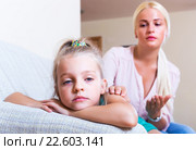 Nanny calming a fretful child. Стоковое фото, фотограф Яков Филимонов / Фотобанк Лори