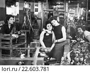 Город Москва. В цеху обувной фабрики "Парижская коммуна", 1960 год. Редакционное фото, фотограф Зобков Юрий / Фотобанк Лори