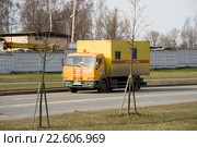 Машина аварийной службы на дороге (2016 год). Редакционное фото, фотограф Александр Щепин / Фотобанк Лори