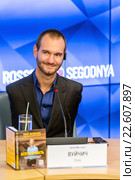 Австралийский оратор, меценат, писатель и певец, Ник Вуйчич (2016 год). Редакционное фото, фотограф Андрей Дегтярёв / Фотобанк Лори