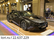 Автомобиль BMW-i8 в ГУМе, Москва (2016 год). Редакционное фото, фотограф Алексей Гусев / Фотобанк Лори