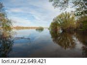 Паводок на реке Ахтуба у Среднеахтубинского моста. Стоковое фото, фотограф Матвей Солодовников / Фотобанк Лори