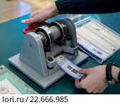 Изготовление сувенирных марок из заготовок с помощью ручного перфоратора. Центральный музей связи имени А.С. Попова, город Санкт-Петербург (2016 год). Редакционное фото, фотограф Вячеслав Палес / Фотобанк Лори