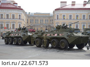 Подготовка БТР-82а на Певческом мосту к началу репетиции парада в честь Дня Победы (2015 год). Редакционное фото, фотограф Виктор Карасев / Фотобанк Лори
