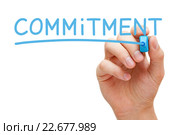 Рука пишет синим маркером слово Commitment. Стоковое фото, фотограф Ивелин Радков / Фотобанк Лори