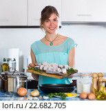 housewife frying saltwater fish. Стоковое фото, фотограф Яков Филимонов / Фотобанк Лори