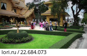 Посетители в храме Wat Rong Khun (2015 год). Редакционное видео, видеограф Кирилл Трифонов / Фотобанк Лори