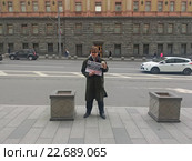 Одиночный пикет на улице Большая Лубянка в Москве напротив здания ФСБ. Мужчина с плакатом "В отставку директора Бортникова А.В." (2016 год). Редакционное фото, фотограф Игорь Долгов / Фотобанк Лори