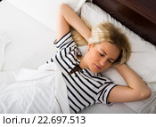 Girl sleeping with striped pygamas in bed. Стоковое фото, фотограф Яков Филимонов / Фотобанк Лори