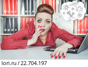 Уставшая женщина на работе мечтает об отпуске. Стоковое фото, фотограф Darkbird77 / Фотобанк Лори