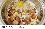 Добавление яиц к жарящемуся мясу. Стоковое видео, видеограф Mikhail Davidovich / Фотобанк Лори
