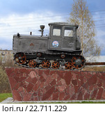 Гусеничный трактор ХТЗ на постаменте (2016 год). Редакционное фото, фотограф Анатолий Матвейчук / Фотобанк Лори
