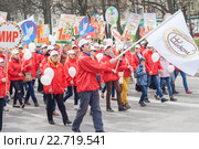 Шествие, парад 1 мая 2016 года в городе Чебоксары, Республика Чувашия. Колонна работников кондитерской фабрики "Акконд" Редакционное фото, фотограф Alexander / Фотобанк Лори