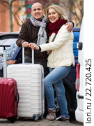 Senior smiling pleasant couple of travellers posing with trollers. Стоковое фото, фотограф Яков Филимонов / Фотобанк Лори