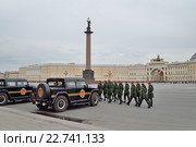 Оцепление на Дворцовой площади во время подготовки к параду победы в Петербурге (2016 год). Редакционное фото, фотограф Максим Мицун / Фотобанк Лори