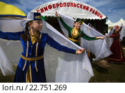 Девушки в национальном платье из Симферопольского района во время празднования крымско-татарского праздника Хыдырлез Республики Крым (2016 год). Редакционное фото, фотограф Николай Винокуров / Фотобанк Лори
