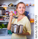 Woman posing with soup. Стоковое фото, фотограф Яков Филимонов / Фотобанк Лори