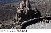 Tourists walk at famous rock formation in the Roque Cinchado in Teide National Park. Roques Garcia, Tenerife, Canary islands, Spain (2016 год). Редакционное видео, видеограф Кекяляйнен Андрей / Фотобанк Лори