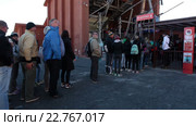 Люди стоят в очереди за билетами на подъемник на вершину вулкана Тейде в середине дня. Тенерифе, Канарские острова, Испания (2016 год). Редакционное видео, видеограф Кекяляйнен Андрей / Фотобанк Лори
