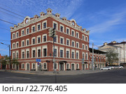 Старинный красный дом с современной надстройкой, Казань, Право-Булачная ул., 45 (2016 год). Стоковое фото, фотограф Алексей Гусев / Фотобанк Лори