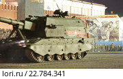 Ночная репетиция парада на Красной площади в честь 71-й годовщины Победы. Колонна российских дивизионных самоходных гаубиц "Мста-С" и новых самоходных гаубиц бригадного звена "Коалиция-СВ" (2016 год). Редакционное видео, видеограф Игорь Долгов / Фотобанк Лори