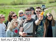 Компания людей делает селфи на прогулке (2016 год). Редакционное фото, фотограф Игорь Низов / Фотобанк Лори