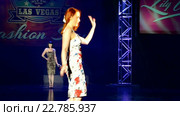 Рыжеволосая модель на презентации ретро белья на Viva Las Vegas Fashion Show 2016, Лас Вегас, США. Редакционное видео, видеограф FMRU / Фотобанк Лори