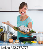 Woman with fish and frying pan at kitchen. Стоковое фото, фотограф Яков Филимонов / Фотобанк Лори