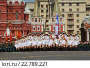 Сводный парадный расчет девушек- курсантов Военного университета Министерства Обороны России и Вольского военного института материального обеспечения (ВА МТО) имени А.В. Хрулева, Москва, Красная Площадь, 2016. Редакционное фото, фотограф Алексей Гусев / Фотобанк Лори