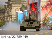 Символ великой Победы танк Т-34 с красным знаменем 1-й Гвардейской Краснознаменной танковой армии на параде в День Победы в Москве, Красная площадь, 2016. Редакционное фото, фотограф Алексей Гусев / Фотобанк Лори