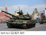 Российский основной боевой танк Т-90А на параде, посвященном Дню Победы, в Москве, 2016. Редакционное фото, фотограф Алексей Гусев / Фотобанк Лори