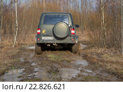 УАЗ-Патриот на бездорожье в весеннем лесу (2016 год). Редакционное фото, фотограф Виктор Карасев / Фотобанк Лори