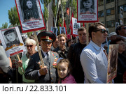 Люди принимают участие в акции-шествии "Бессмертный полк" по центральной улице Кирова города Керчи в День Победы 9 мая, Республика Крым (2016 год). Редакционное фото, фотограф Николай Винокуров / Фотобанк Лори