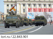 Колонна пусковых установок МЗКТ-7930 ракетного комплекса "Искандер" на Дворцовой площади. Репетиция парада в честь Дня Победы в Санкт-Петербурге (2015 год). Редакционное фото, фотограф Виктор Карасев / Фотобанк Лори