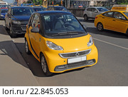 Каршеринг. Автомобиль сервиса поминутной аренды автомобиля YouDrive в Москве (2016 год). Редакционное фото, фотограф Александр Замараев / Фотобанк Лори
