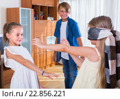 Happy kids playing with blindfold. Стоковое фото, фотограф Яков Филимонов / Фотобанк Лори