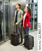 Positive young people with luggage standing. Стоковое фото, фотограф Яков Филимонов / Фотобанк Лори